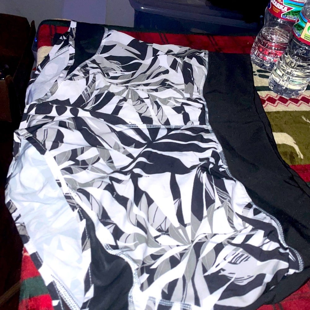 25.🥶OLD NAVY🥶SIZE M🥶100POLYESTER🥶ACTIVA WEAR🥶SMALL POCKET ABOUT 5 INCHES.